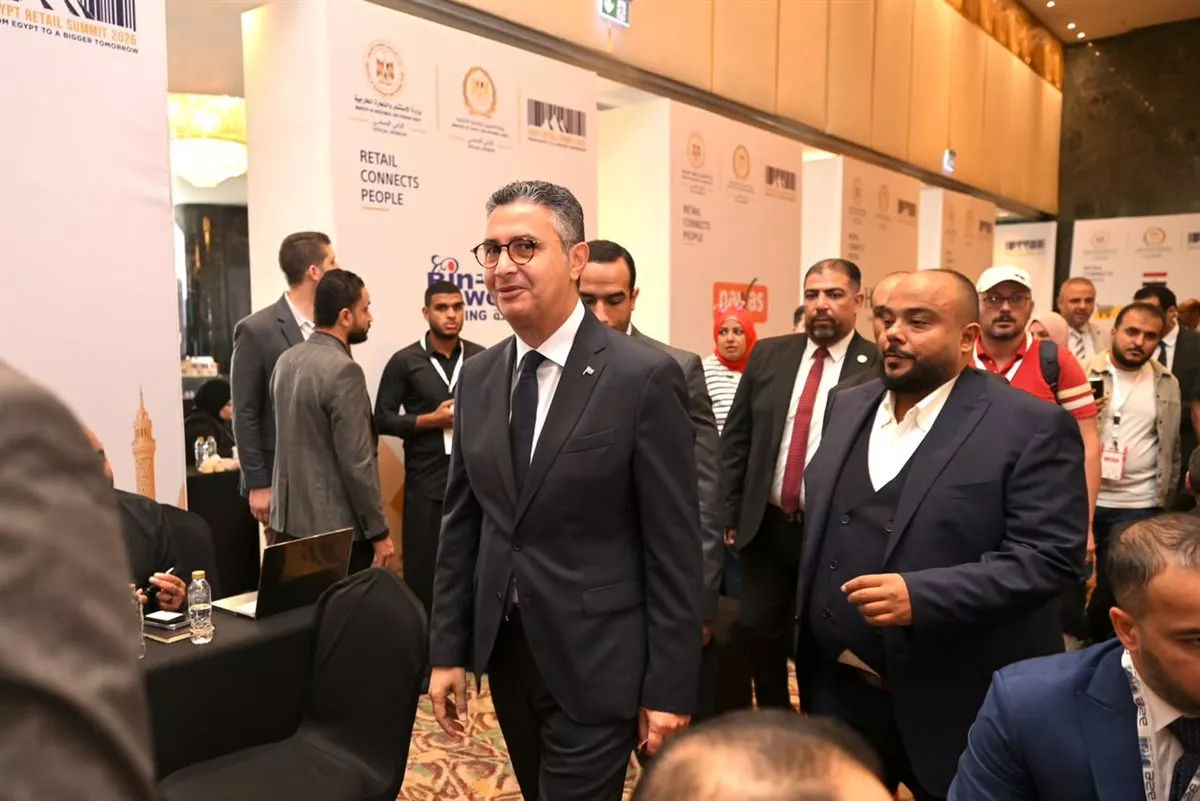وزير التموين والتجارة الداخلية الدكتور شريف فاروق ومحمد هاشم خلال تفقده معرض التجزئة