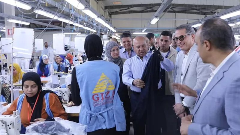 كامل الوزير: تشكيل لجنة للمرور على الأراضي المخصصة للمستثمرين الصناعيين في المنيا