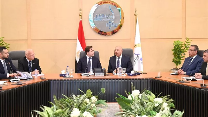 تعاون مصري سويدي للتوسع في توطين صناعات الأتوبيسات الكهربائية والشواحن