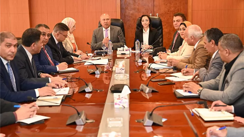 وزير الصناعة: الدولة ملتزمة بعدم إقامة أي مشروعات صناعية على أراضٍ زراعية أو داخل الكتلة السكنية