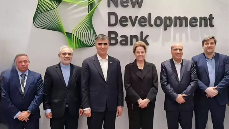 محافظ المركزي الإيراني يبحث الانضمام إلى بنك بريكس في محادثات مع ديلما روسيف
