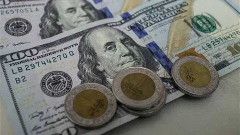 إلى أين يتجه سعر الدولار في مصر؟.. استمرار التراجع أم عودة للارتفاع