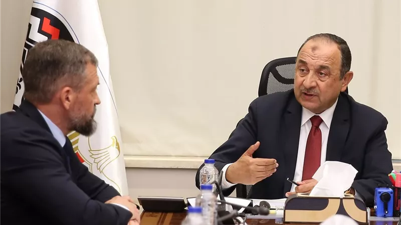 وزير قطاع الأعمال العام يبحث مع وفد روسي سبل التعاون في مجال الألومنيوم