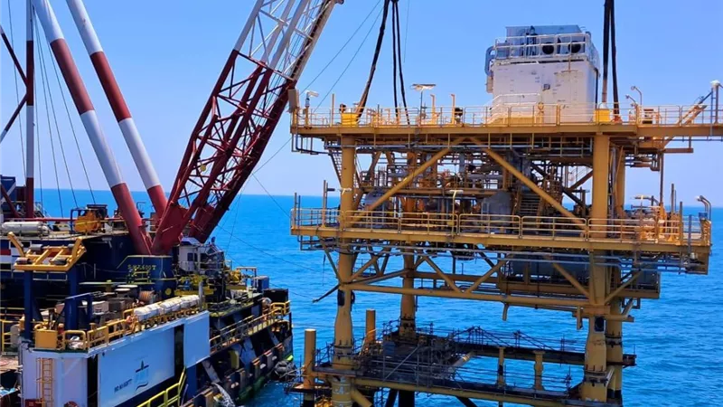 تركيب المنصة البحرية WEB OFFSHORE بمشروع تنمية حقل غاز غرب البرلس البحري بمنطقة إدكو