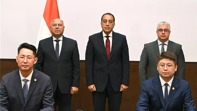 باستثمارات 200 مليون دولار.. إنشاء مجمع صناعي لإنتاج مستلزمات الطاقة الشمسية بالسخنة