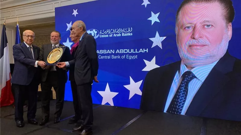 حسن عبدالله يتسلم جائزة محافظ العام 2025 من اتحاد المصارف العربية