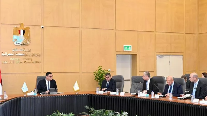 وزير الإسكان يتابع موقف منطقة الأعمال المركزية بالعاصمة الإدارية الجديدة