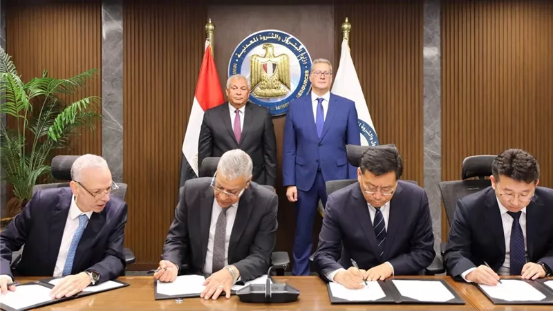 توقيع العقود النهائية لبدء تنفيذ مجمع إنتاج حامض الفسفوريك بالوادي الجديد