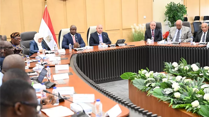 وزير الصناعة يلتقي وزير النقل بسيراليون لبحث تدعيم التعاون المشترك 
