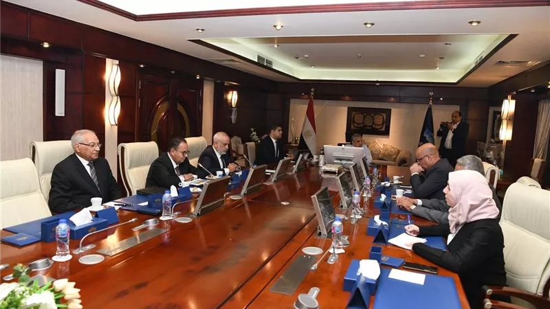 رئيس هيئة قناة السويس يبحث سبل عقد شراكة مع مجموعة  UW القبرصية