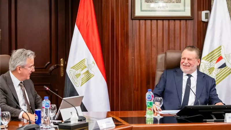 محافظ البنك المركزي المصري يبحث التعاون مع وفد البنك الأوروبي لإعادة الإعمار والتنمية