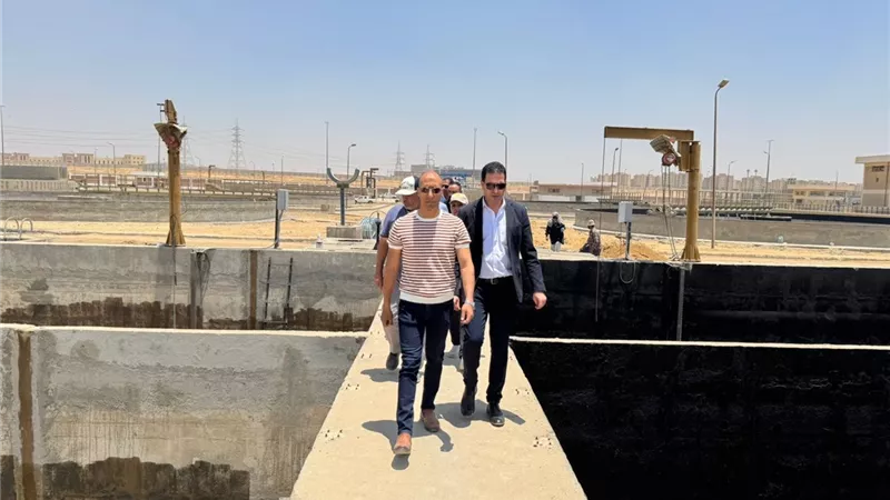 رئيس جهاز القاهرة الجديدة يشهد التشغيل التجريبي لمحطة معالجة صرف صحي