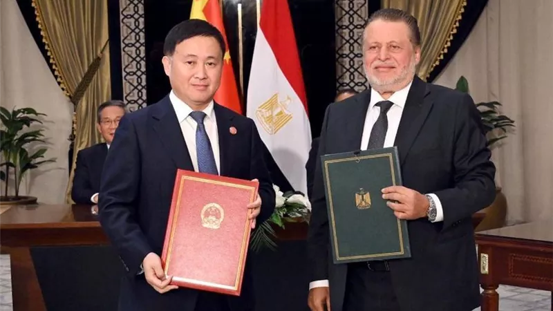 محافظ البنك المركزي المصري يوقع مذكرة تفاهم مع نظيره الصيني لتعزيز التعاون المشترك بين الجانبين