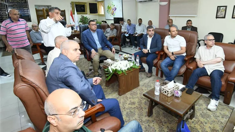 وزير الإسكان يعقد اجتماعا بمقر جهاز 