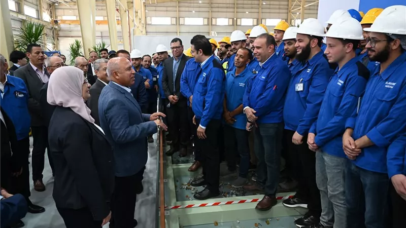وزير الصناعة يفتتح مصنع زجاج.. ويضع حجر الأساس لمصنع ثلاجات 