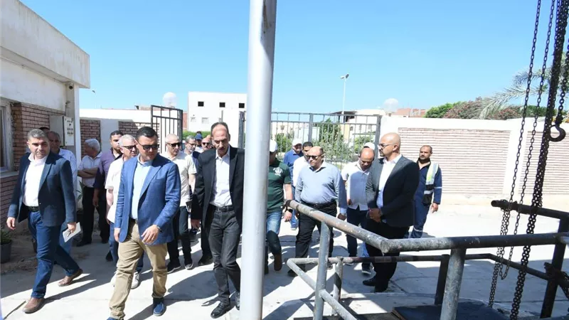 وزير الإسكان يتفقد الطرق والمحاور ومحطة رفع صرف صحي بالنوبارية 