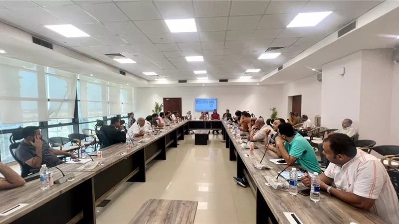 رئيس جهاز مدينة المنصورة الجديدة يلتقي السكان للاستماع إلى مطالبهم ومقترحاتهم