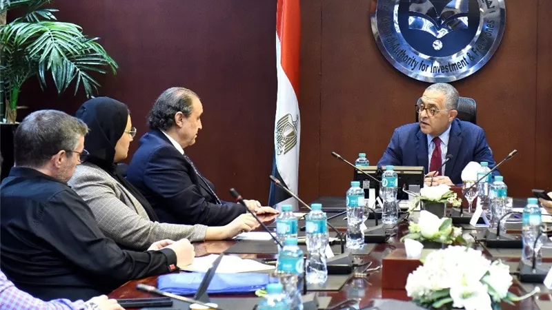 مجموعة كريستال مارتن العالمية تبحث إنشاء مصنع للمنسوجات والملابس الجاهزة في مصر