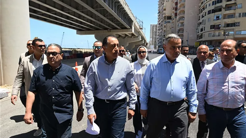 رئيس الوزراء يتفقد أعمال تطوير محور 