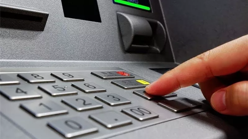 البنك المركزي المصري يعيد العمل بحدود السحب المعتادة ويحدد سقف التحويلات عبر إنستاباي