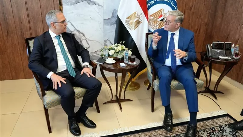 وزير البترول يبحث مع 