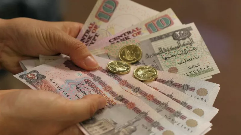 الجنيه المصري يثبت حضوره.. فيتش تشيد بالسياسات النقدية والمالية