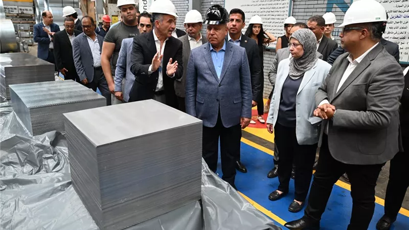 كامل الوزير يتفقد 3 مصانع بمدينة العبور.. ويؤكد: الصناعة قاطرة التنمية