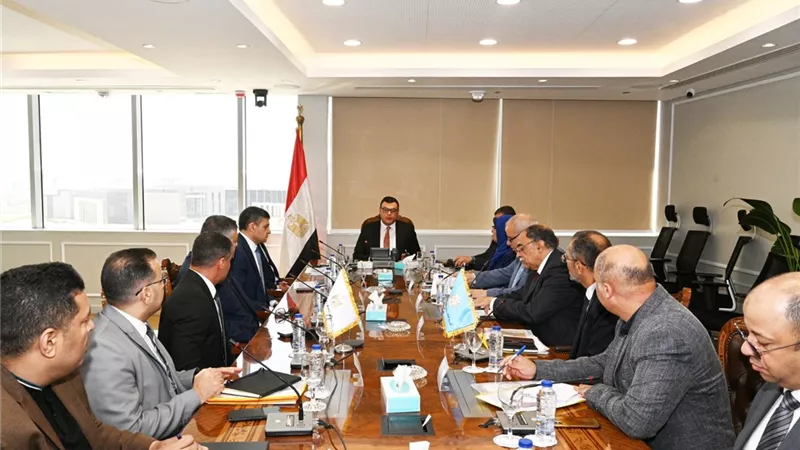 وزير الإسكان يتابع موقف مشروعات الإسكان بمحافظة بورسعيد