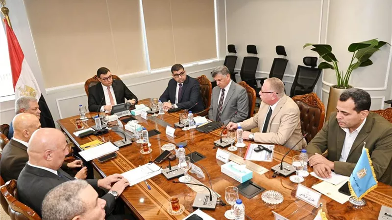 وزير الإسكان يتابع آليات طرح الأراضي والفرص الاستثمارية بالمدن الجديدة