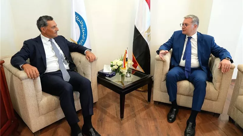 مباحثات بين وزير البترول ورئيس 