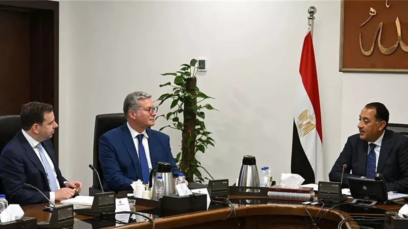 رئيس الوزراء يلتقي رئيس شركة 