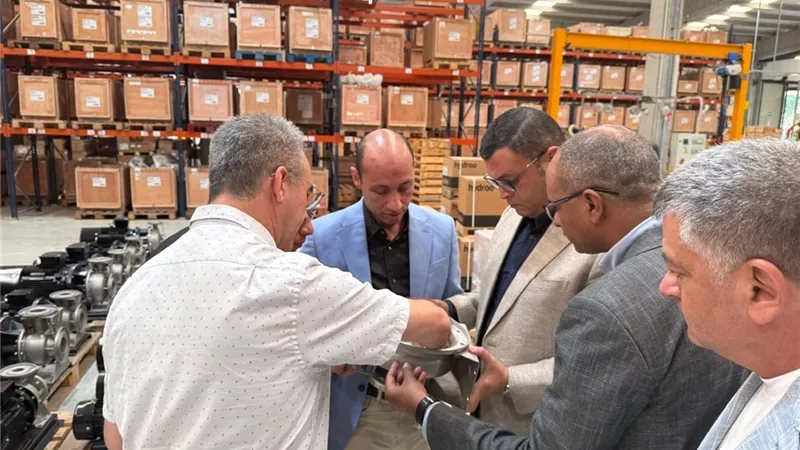 وزير الإسكان يزور مصنع 