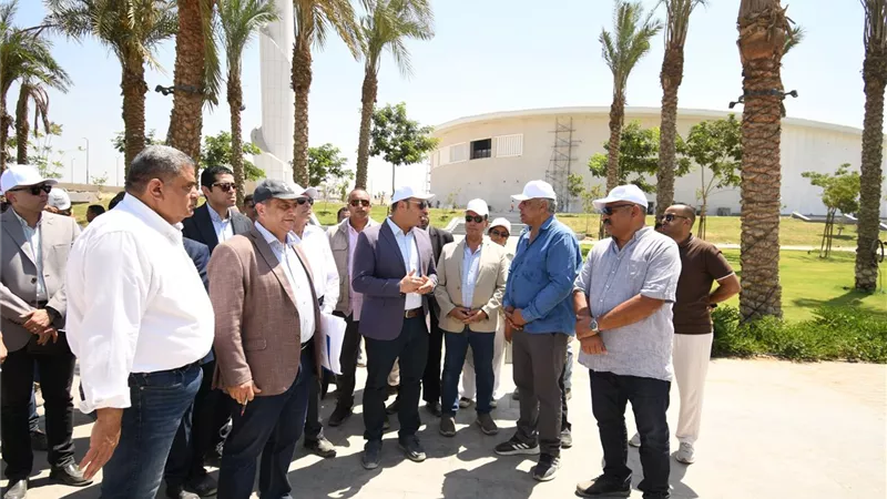 وزير الإسكان ومحافظ القاهرة يتفقدان مكونات مشروع حدائق 
