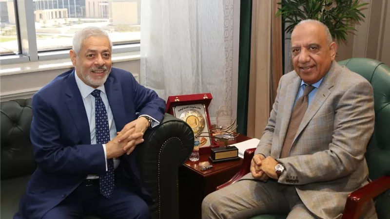 وزير الكهرباء والطاقة المتجددة يبحث مع شركة 