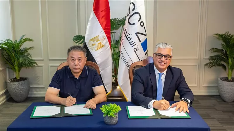 رئيس اقتصادية قناة السويس يوقع عقد إنشاء مصنع 