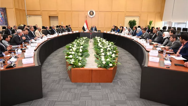 وزير الصناعة: إعداد قاعدة بيانات تتضمن المطالب والتحديات والفرص المرتبطة بتوطين صناعة السيارات