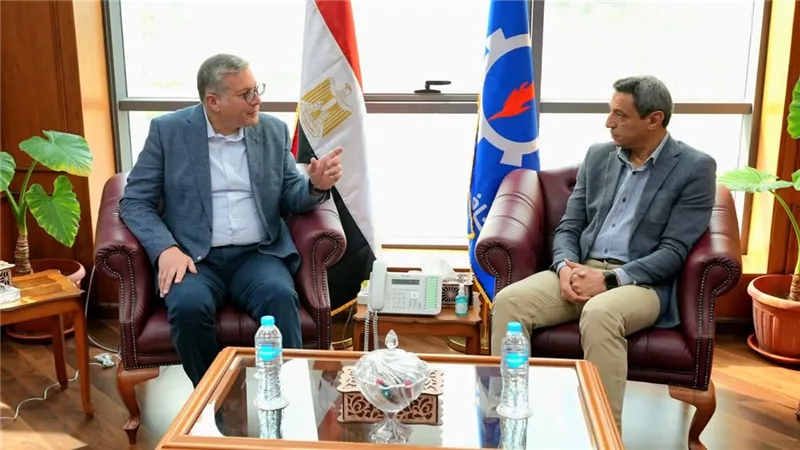 وزير البترول يبحث مع محافظ السويس تعزيز التعاون المشترك خلال زيارته الرسمية