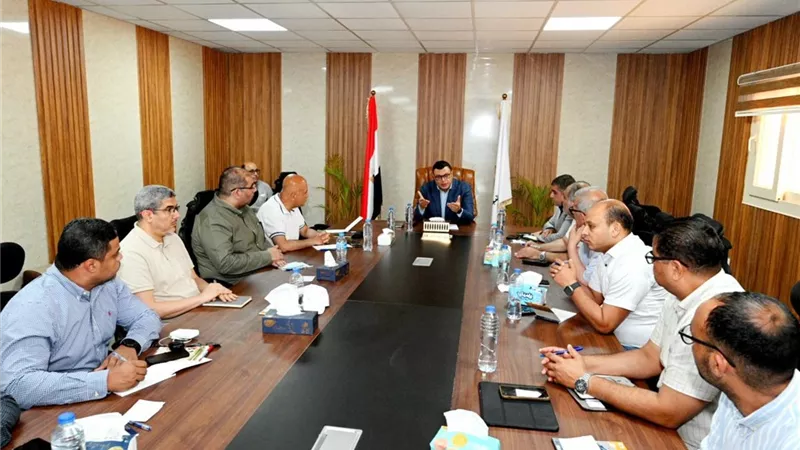 وزير الإسكان يعقد اجتماع لمراجعة تقدم المشروعات القومية بالساحل الشمالي الغربي