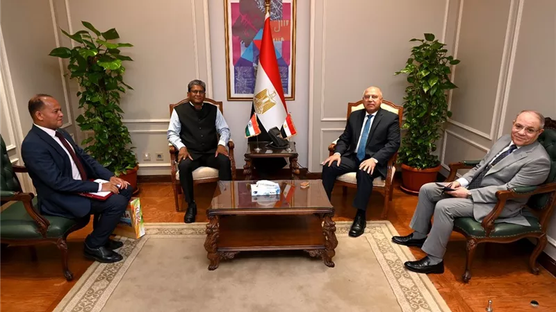 وزير الصناعة يستعرض مع السفير الهندي الفرص الاستثمارية بمجالات الطاقة والبنية التحتية