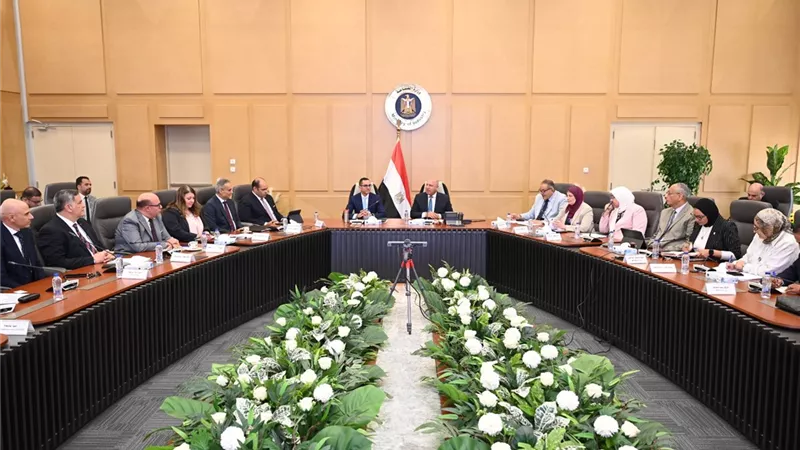 وزير الصناعة يبحث مع مصنعي الأسمنت الإنتاج ومدى الانخفاض في الأسعار 