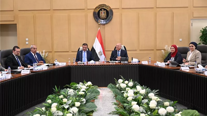 وزير الصناعة ووزير الزراعة يبحثان التوسع في تصنيع الزبيب وتوطين صناعة الكتان