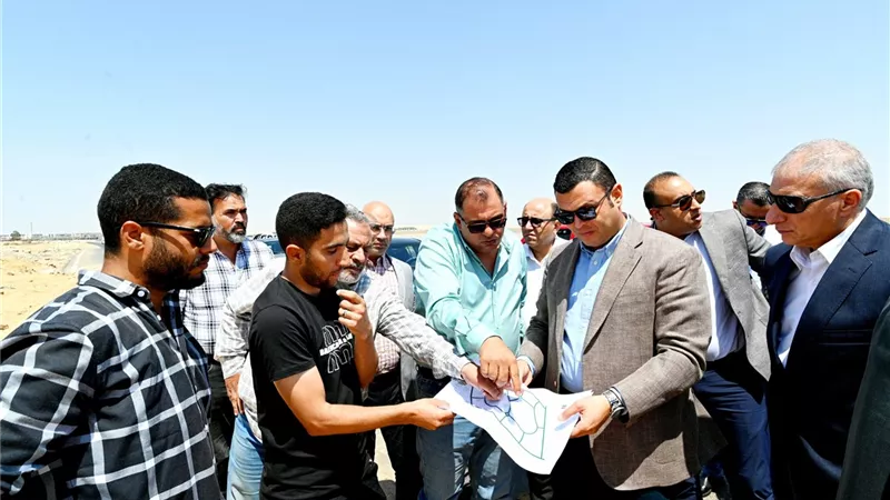 وزير الإسكان يتفقد مشروعات تنفيذ شبكات المرافق بمنطقة جنيفة بمدينة الشروق