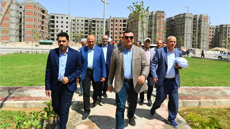 وزير الإسكان يتفقد المركز التكنولوجي لخدمة المواطنين بالعبور الجديدة