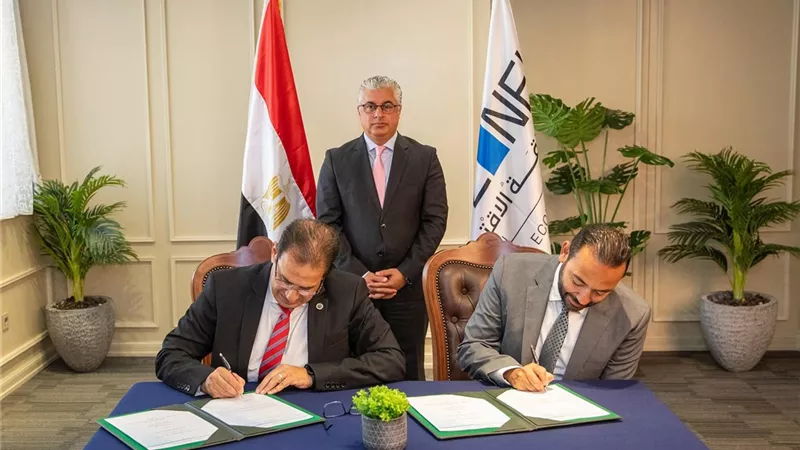  رئيس اقتصادية قناة السويس يشهد توقيع عقد مشروع شركة “CWA” للمنسوجات