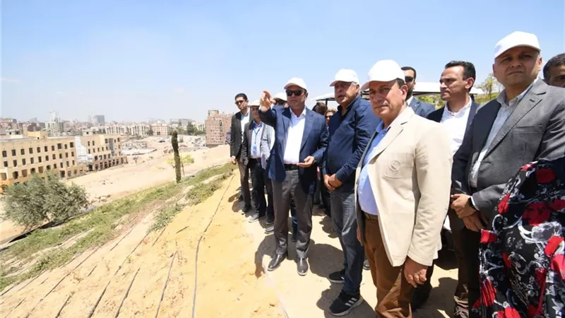 وزير الإسكان يختتم جولته بتفقد مكونات مشروع حدائق 