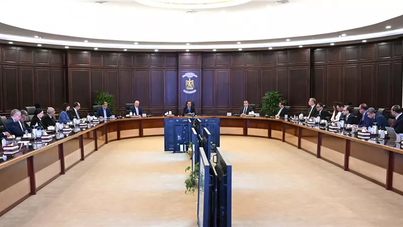 رئيس الوزراء يتابع جهود توفير المنتجات البترولية لقطاعي الصناعة والزراعة والقطاعات التنموية 