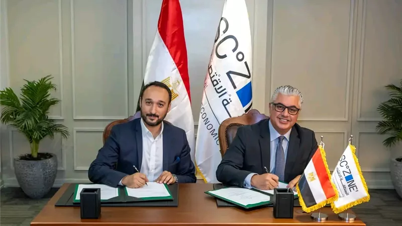 رئيس اقتصادية قناة السويس يوقع عقد إنشاء مصنع 