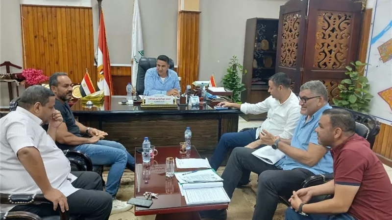 رئيس جهاز مدينة بني سويف الجديدة يجتمع بالشركات المنفذة لمشروعات الإسكان