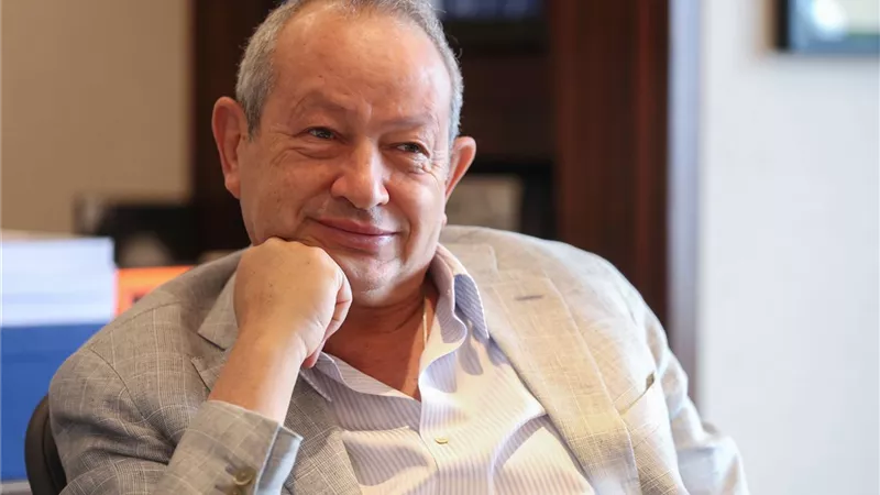نجيب ساويرس ينتقد فرض رسوم الأراضي بأثر رجعي ويعتبره عبئًا على المطورين