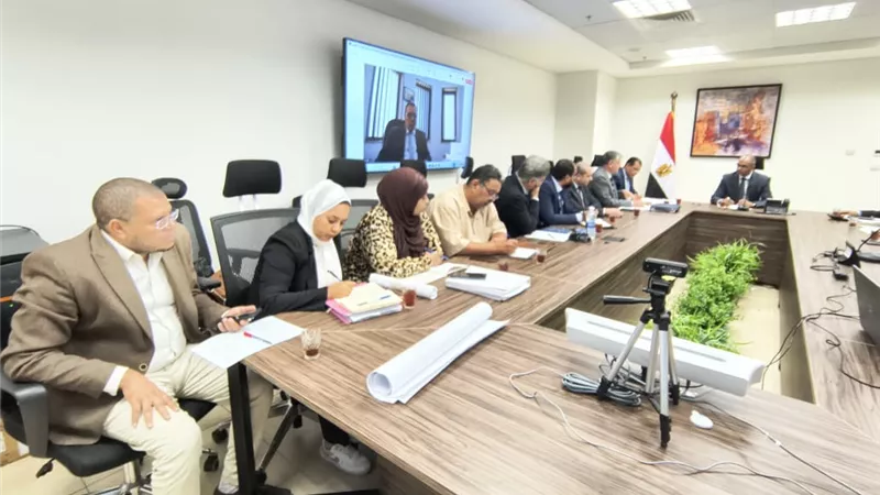 نائب وزير الإسكان يبحث تعظيم الاستفادة من إنتاج محطات تحلية العين السخنة